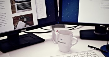 5 korzyści z prowadzenia bloga firmowego komputery kubek cup-mug-desk-office