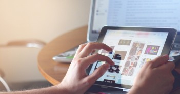 Jak stać się marką rozpoznawalną online? ipad-tablet-technology-touch